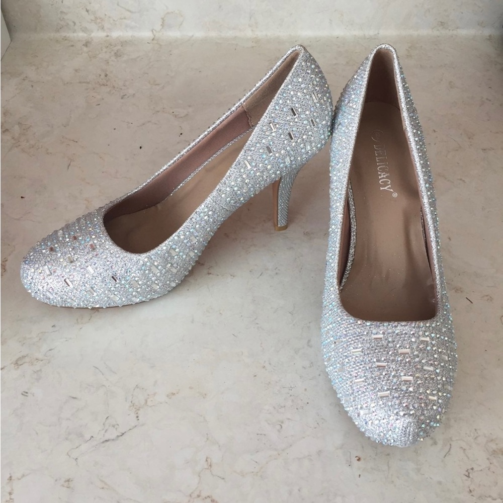 NEW Delicacy Silver Heels Size 9